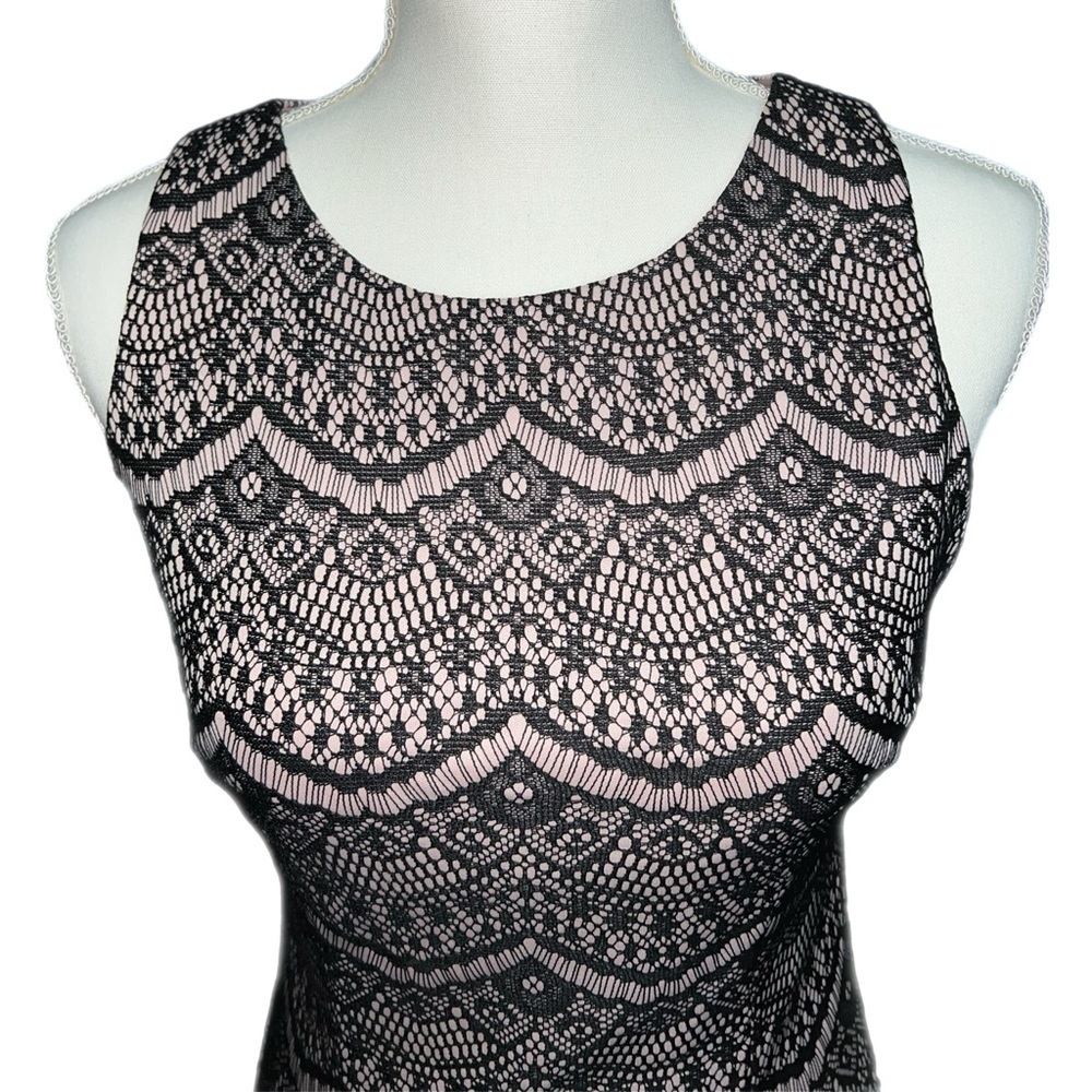 Guess Black Lace Sheath Dress Size 2
Lace Overlay on Nude Satin Zip Back - Picture 5 of 8